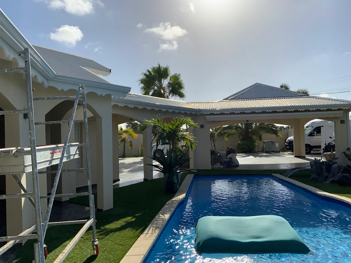 Chantier de peinture extérieure d'une villa avec piscine — RREV PEINTURE BTP