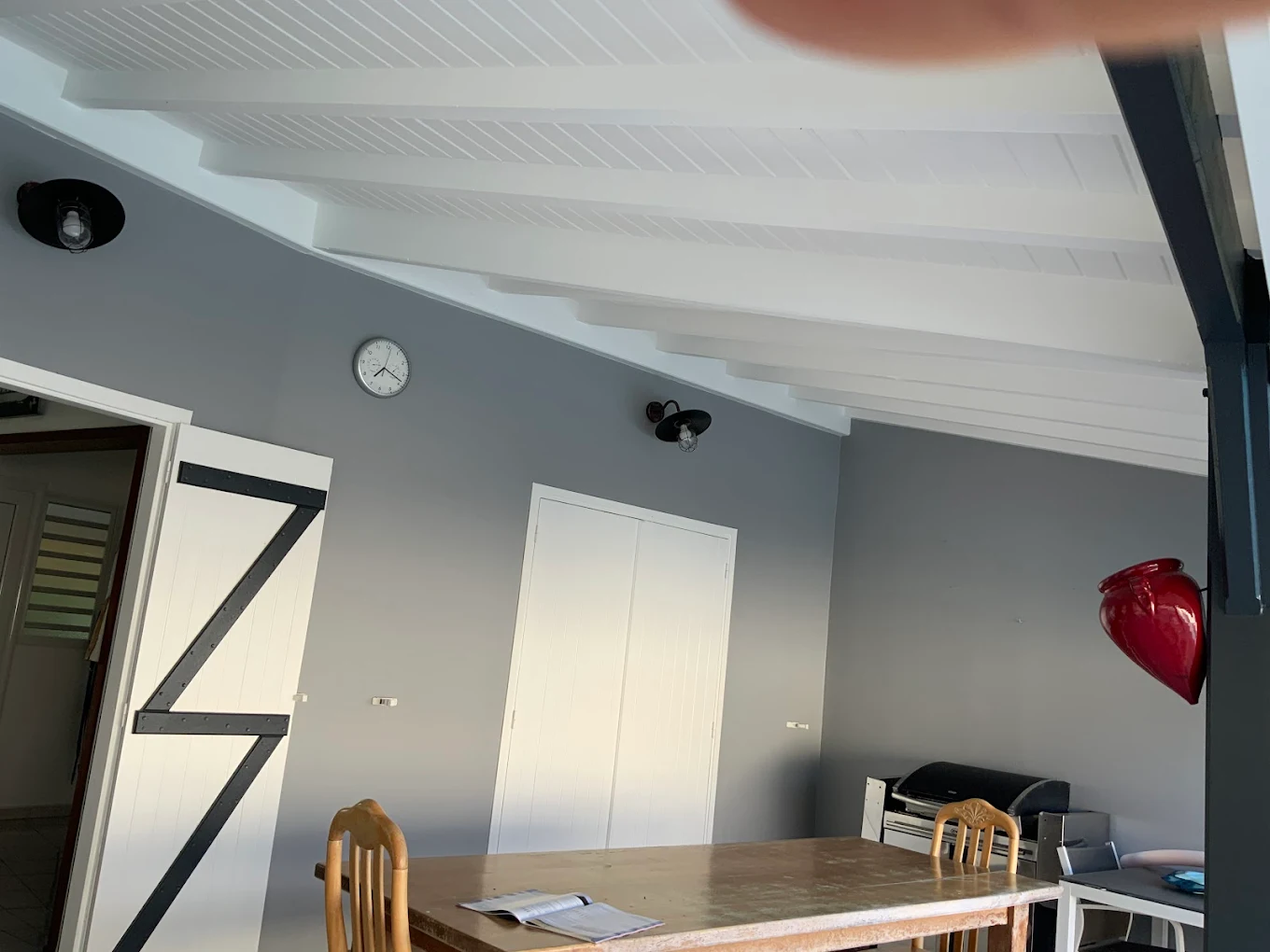 Peinture intérieure d'un plafond en bois