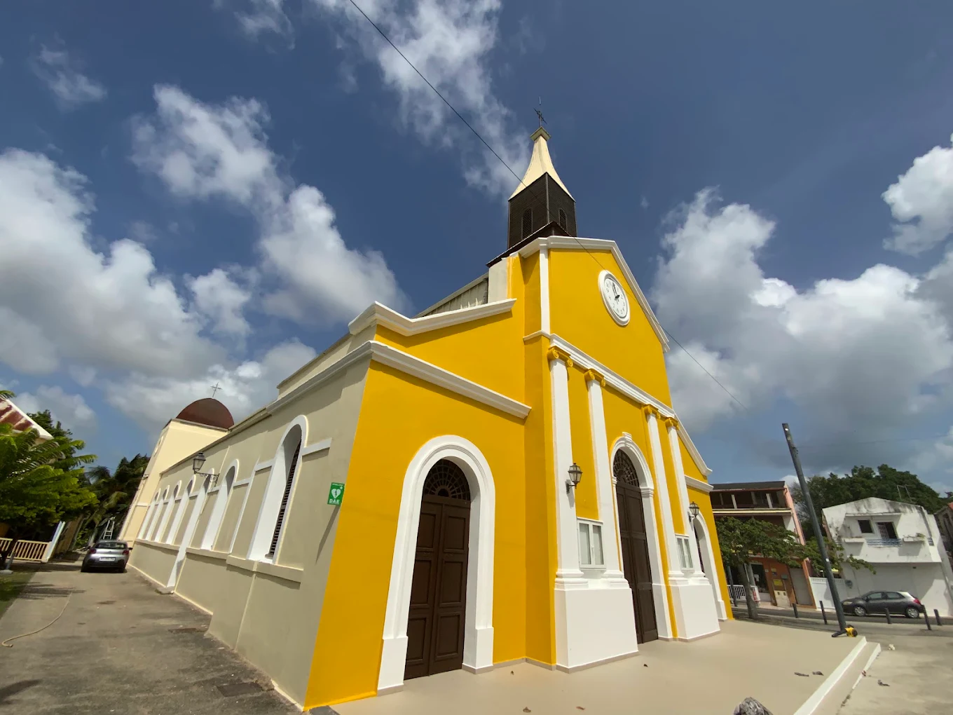 Ravalement de façade d'une église en Guadeloupe