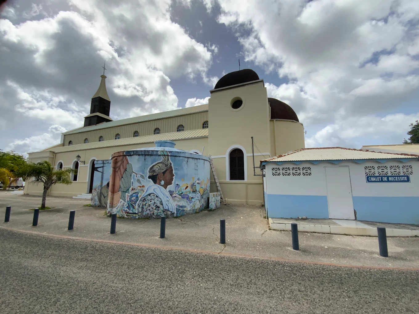Rénovation d'un bâtiment communal avec fresque murale